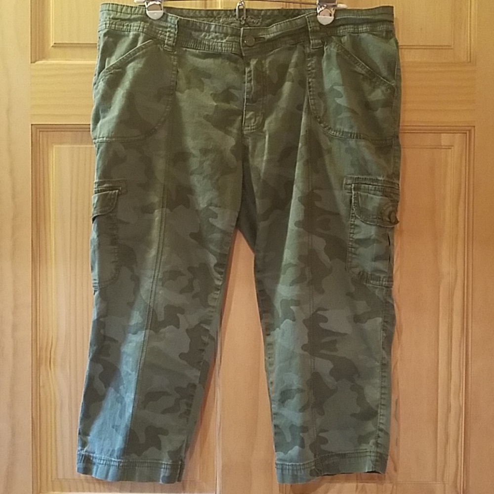 EUC Woman's Camo Capris